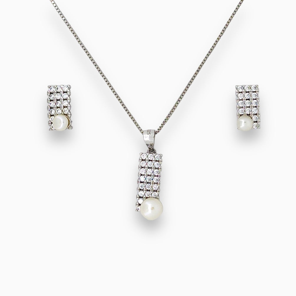 Designer Pendant with matching earring set studded with pearl